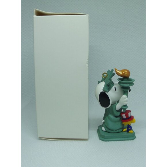 Hallmark Keepsake Ornament 2008 Patriotic Pals #11 Spotlight on Snoopy Series - Picture 5 of 9